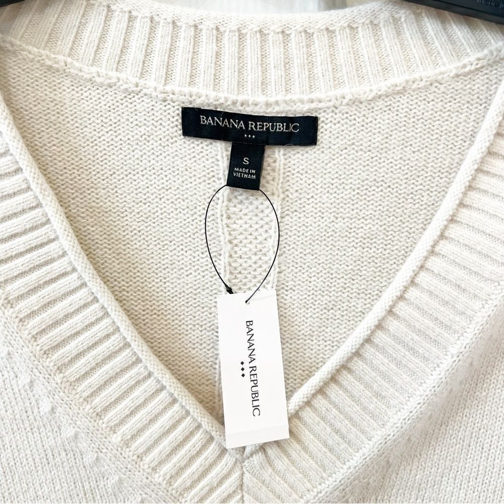 Banana Republic essential Vneck Sweater w Long sleeves &ribbed neck, arms& cuff - Picture 5 of 12